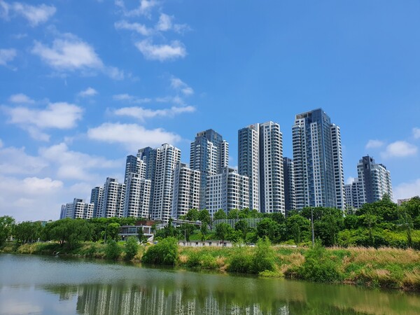 반포한강공원에서 바라본 아크로리버파크 아파트 전경 [뉴스스페이스]