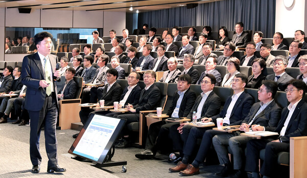 하나금융그룹은 27일 오전 은행 본점 6층 강당에서 함영주 회장의 취임 1주년을 맞아 그룹 및 관계사 임원이 참석한 그룹임원간담회를 개최했다. [하나금융그룹]