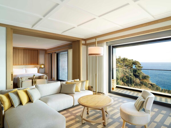 시몬스 침대가 세계적인 건축가 빌 벤슬리가 디자인한 ‘JW 메리어트 제주 리조트 앤 스파’ 전 객실에 침대를 납품한다. [시몬스]