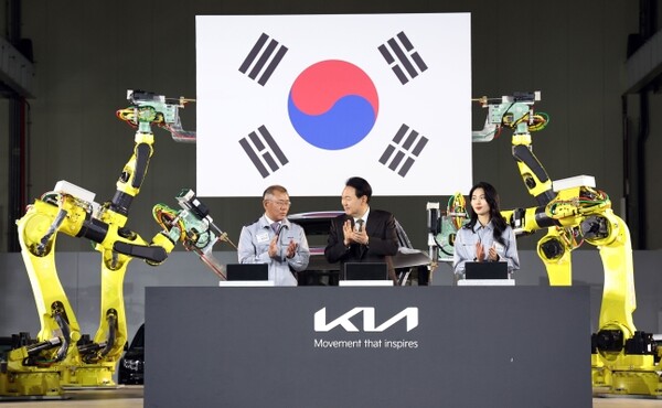 President Yoon Suk Yeol applauds after a signing performance at a groundbreaking ceremony for an electric vehicle-only plant in Hwaseong, Gyeonggi Province, on the 11th. (Presidential Office Photographers)