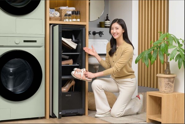 Samsung Electronics' "Bespoke Shoe Dresser," a shoe management system released in 2023.[Samsung Electronics]