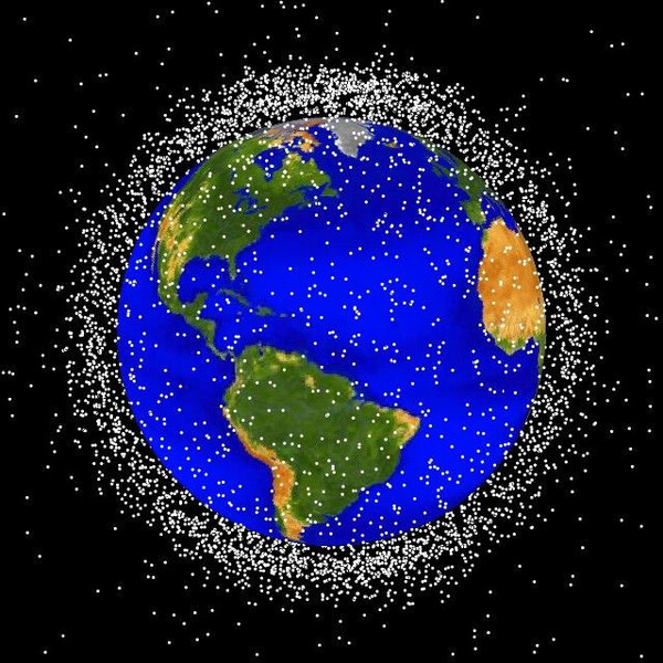 지구 궤도를 떠돌아 다니는 우주 쓰레기 [NASA]