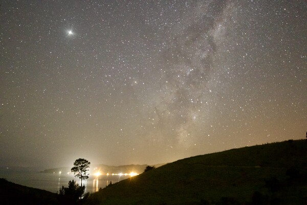 오클랜드 인근 파키리(Pakiri) 지역에서 관측할 수 있는 은하수와 화성 [Josh Aoraki]