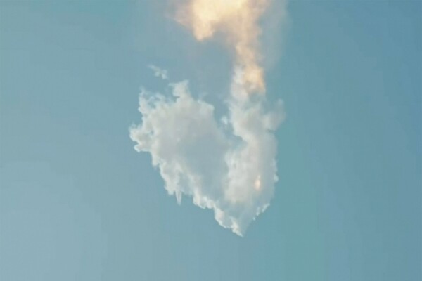 스페이스X의 대형 우주선 스타십이 20일(현지시간) 비행 중 폭발하고 있다. [유튜브]