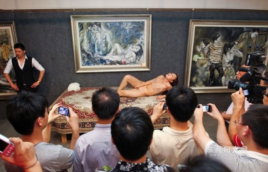 중국의 한 미술관에서는 ‘성(性)’을 테마로 개최한 유화 전시회에서 여자 누드모델을 등장시켰다. [남방도시보]