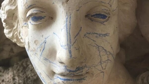 영국 우스터셔주 크롬코트 박물관에 있는 230년 된 조각상들이 파란색 크레파스 낙서로  훼손됐다. [내셔널트러스트]