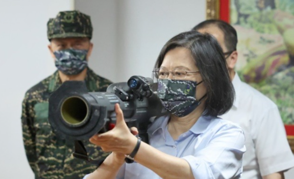 차이잉원 대만 총통이 2022년 6월 대만 해병 66여단에서 대만이 자체 개발한 대전차 로켓 케스트럴 발사관을 어깨에 맨 채 조준하고 있다. [타이완뉴스]