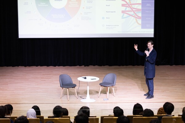 Would You Love(WYL) co-founder Konrad Becker delivers a talk at Dulwich College Seoul. [WYL]