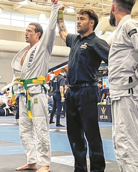 메타 최고경영자(CEO) 마크 저커버그(왼쪽)가 지난 6일(현지 시각) 미국 캘리포니아 주짓수 대회에 출전해 금메달을 목에 걸었다. [ 인스타그램]