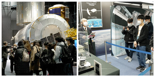 실물 크기의 위성을 관람하는 우주의 조약돌 1기 학생들(왼쪽). 학생들은 지난 2월 일본 JAXA(우주항공연구개발기구) 츠쿠바 우주센터, 텐큐(TENQ) 도쿄돔시티 우주 박물관 등을 방문하는 해외탐방을 진행했다. [한화그룹]