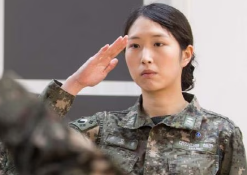 Choi Min-Jeong, the second daughter of SK Group Chairman Choi Tae-Won, served in the Navy as a lieutenant (at that time) [Navy].