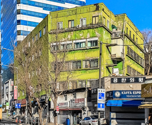우리나라에서 가장 오래된 아파트인 '충정아파트'가 역사속으로 사라진다. 이 일대에 28층 주상복합아파트가 들어서게 된다. [인터넷 블로그 캡처]