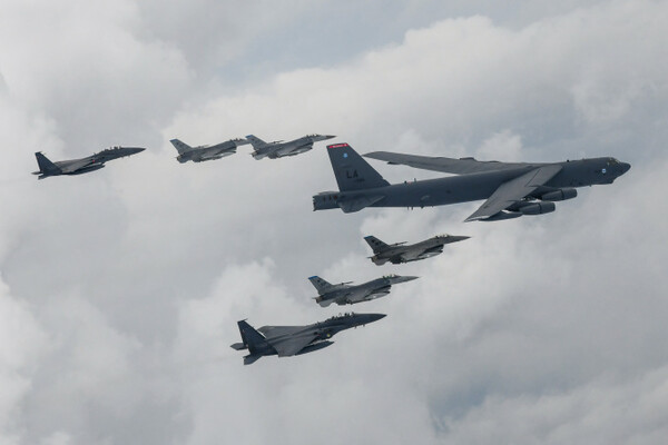 미 공군의 B-52H 전략폭격기(가운데)가 실무장을 한 한국 공군의 주력 전투기 F-15K 2대와 미 공군의 주력 전투기 F-16 4대가 한반도 상공에서 실전적인 한미 연합 공중훈련을 하고 있다. [공군, 합참]