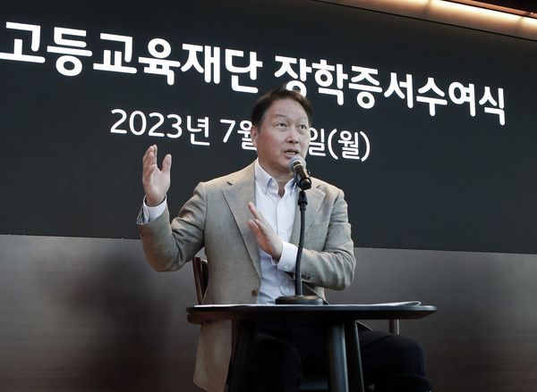 Chairman Choi Tae-Won, who serves as the Chairman of SK Group and the Director of the Korea Foundation for Advanced Studies, delivers words of encouragement during the scholarship certificate award ceremony for overseas study held at SK Serene Building in Jongno-gu, Seoul on the 10th. [ SK ]