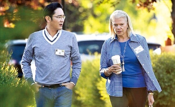 Samsung Electronics Chairman Lee Jae-Yong (left) talks with IBM CEO Genie Rometi at the "Allan & Company Media Conference" held in Sun Valley, Idaho, U.S., July 7, 2016. [Zimbio.com]