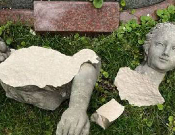 이탈리아를 여행하던 독일 관광객이 SNS에 올릴 ‘인증샷’을 찍으려다 150년 된 조각상을 박살내고 도망갔다. [트위터]