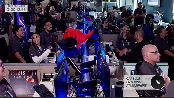 NASA 관계자들이 오시리스-렉스(OSIRIS-REx) 캡슐 도착 13분전 긴장감 속에 상황을 지켜보고 있다. [NASA]