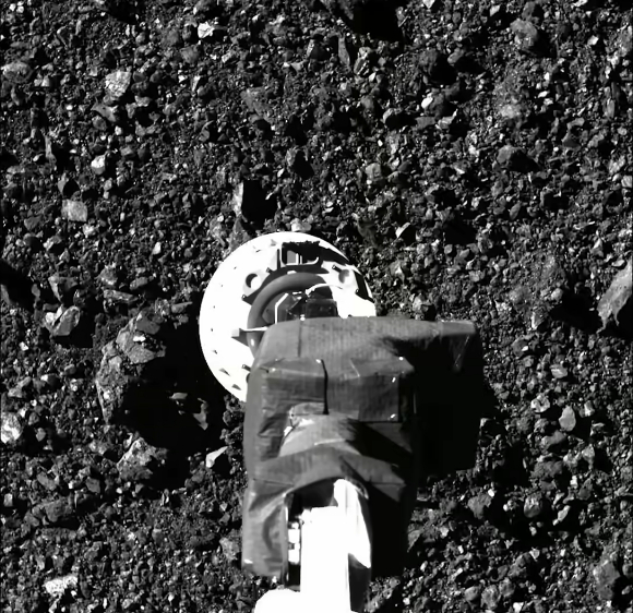 2016년 발사됐던 오시리스-렉스 우주선이 2020년 10월 20일 소행성 베누에서 샘플을 채취하고 있다. [NASA]