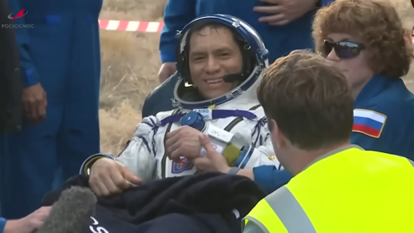 우주쓰레기에 부딪혀 우주에 고립됐다가 371일 만에 지구에 귀환한 우주비행사 프랭크 루비오. [미 항공우주국(NASA). 러 항공우추국(로스코스모스)]