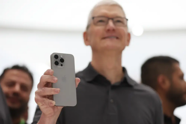 팀 쿡 애플 CEO가 지난 달 12일(현지시간) 캘리포니아주 쿠퍼티노 본사에서 열린 행사에서 티타늄 소재 신형 iPhone 15 프로를 들고 있는 모습 [SNS]