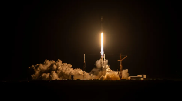SpaceX 팔콘 9 로켓이 2023년 9월 23일에 22개의 Starlink 위성을 발사하고 있다. 이는 로켓의 1단 추진체의 17번째 발사로 재사용 기록 동률이다. [스페이스X]