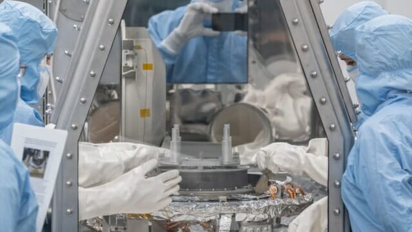 NASA 존슨우주센터에서 베누 샘플을 조사하는 모습 [NASA]
