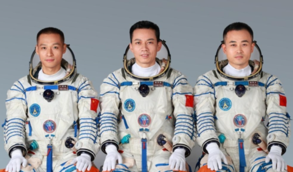 10월 25일 유인우주선 선저우 17호 발사관련 기자회견장에 참석한 우주인들. (왼쪽부터) 장신린, 탕홍보, 탕성제. [신화통신]