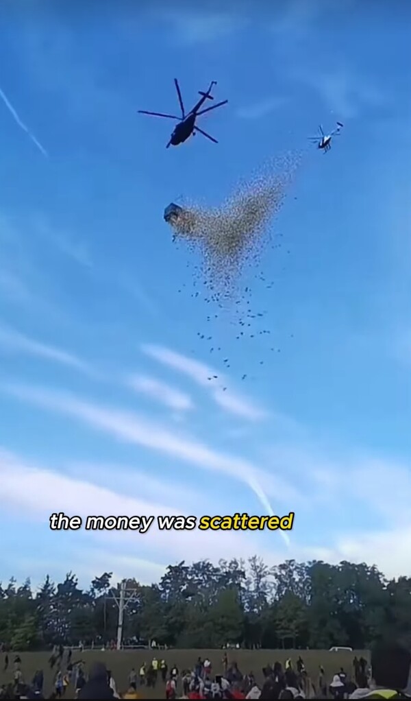 체코 인플루언서 카밀 바르도셰크가 헬기를 타고 하늘에서 100만달러(약 13억5000만원) 현금을 뿌렸다. [카밀 유튜브 캡처]