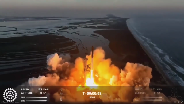 일론 머스크의 스페이스X 의 차세대 우주선 '스타십'이 18일(현지시간) 미국 텍사스 브라운빌 근처의 보카치카 발사대에서 하늘을 향해 이륙하고 있다. [스페이스X]