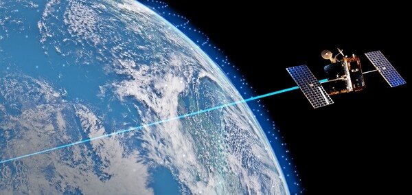 한화시스템이 개발에 착수한 ‘상용 저궤도위성기반 통신체계’에 활용될 원웹의 저궤도 통신위성 이미지 [한화시스템]