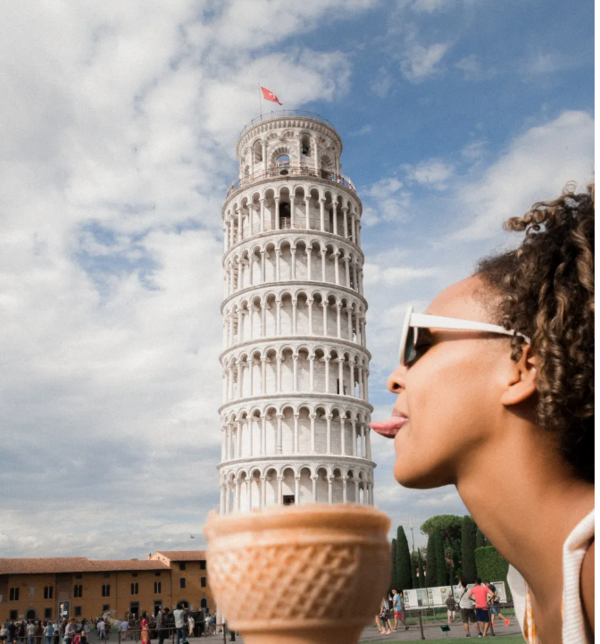 관광객들은 원근법을 활용해 피사의 사탑과 관련된 사진 장난을 많이 한다. [SNS]