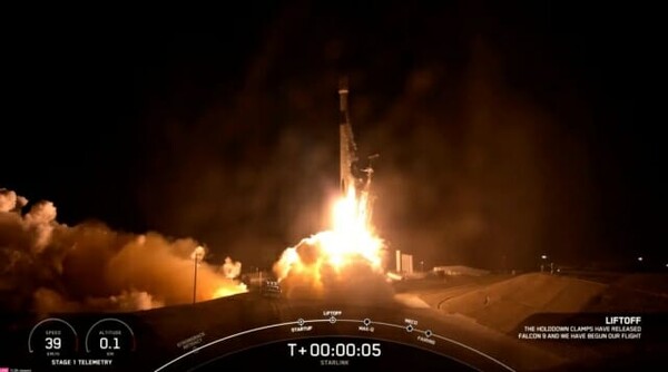 스페이스X는 21개의 스타링크 위성을 실은 팰컨9 로켓을 2일 캘리포니아 반덴버그 우주군 기지에서  발사했다. [스페이스X]