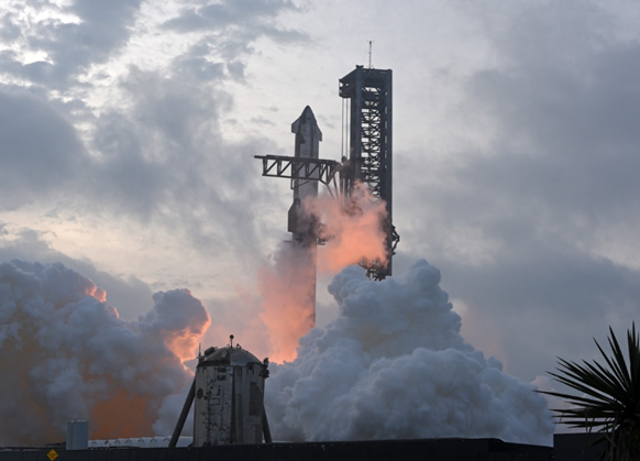 미국의 민간 우주기업 스페이스X가 14일(현지시간) 텍사스주 남부 보카치카 스타베이스에서 3차 지구궤도 시험비행을 진행하고 있다. [스페이스X]