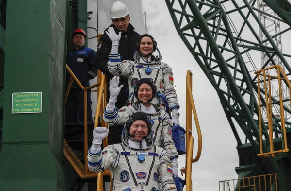 우주비행사 올레그 노비츠키(아래), 벨라루스의 마리나 바실렙스카야(가운데), NASA 우주비행사 트레이시 다이슨(위)이 지난 21일 카자흐스탄 바이코누르 우주기지에서 소유스 MS-25 우주선에 탑승하는 모습. [러시아 연방우주공사(로스코스모스)]