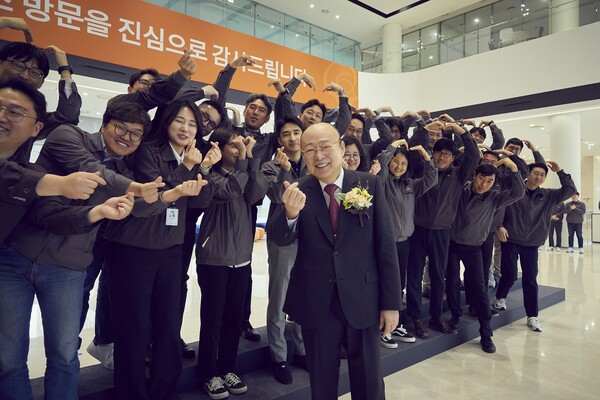 한화에어로스페이스 대전 R&D 캠퍼스에서 한화그룹 김승연 회장이 직원들과 단체사진을 찍고 있다. [한화]