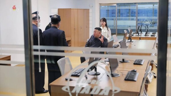 북한 조선중앙TV는 19일 김정은 국무위원장이 2023년 4월 18일 우주과학연구원을 시찰했다고 보도했다. 사진 하단에 미국항공우주국(NASA) 로고와 유사한 NADA(북한국가우주개발국)라는 문구가 보인다. [조선중앙TV 캡쳐]