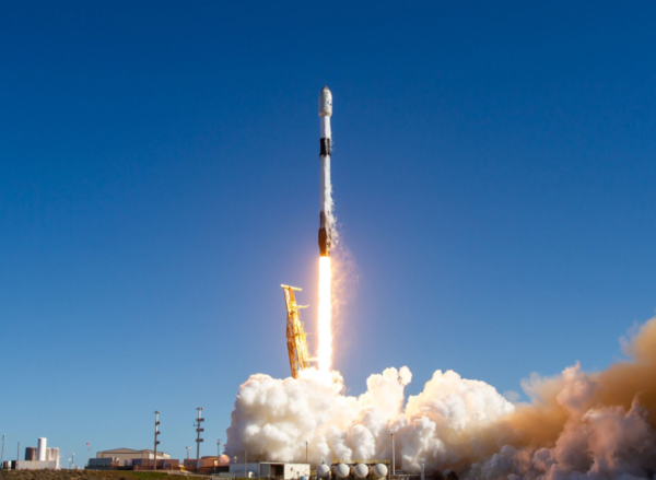 한국 최초 군사정찰위성 1호기를 탑재한 스페이스X의 팰컨 9 발사체가 2023년 12월 1일(현지시각) 오전 10시 19분 미국 캘리포니아 반덴버그 미 우주군 기지에서 발사되고 있다. [스페이스X]