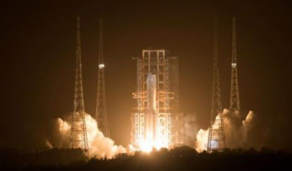 중국의 다섯번째 달 탐사선 창어5호가 2020년 11월 중국 하이난성 우주발사장에서 발사되고 있다. [인민망 웨이보]