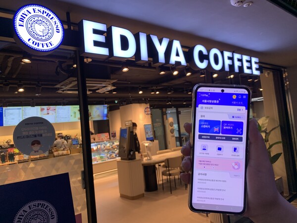 이디야커피는 다양한 결제 서비스 도입을 통해 고객 편의와 혜택을 높이는 한편, 가맹점주의 결제 수수료 부담을 낮추기 위해 서울페이플러스를 도입, 이후 이용고객들이 증가하고 있다고 밝혔다. [이디야]