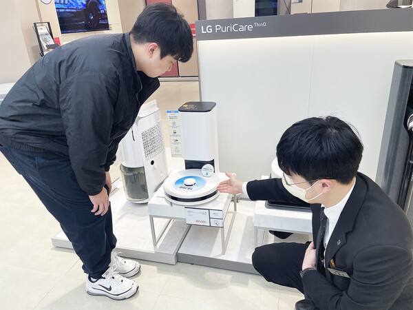 전자랜드 타이푼에서 고객이 로봇청소기에 대한 설명을 듣고 있다. [전자랜드]